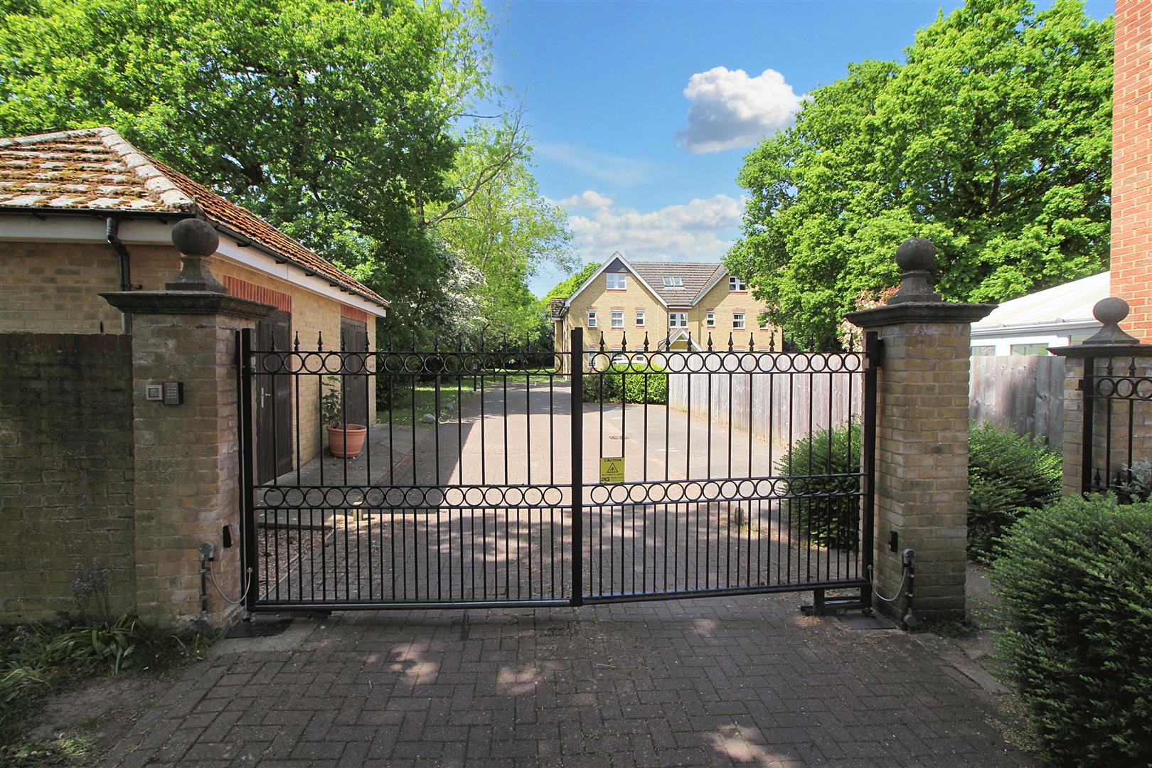 Pryor Close, Tilehurst, Reading